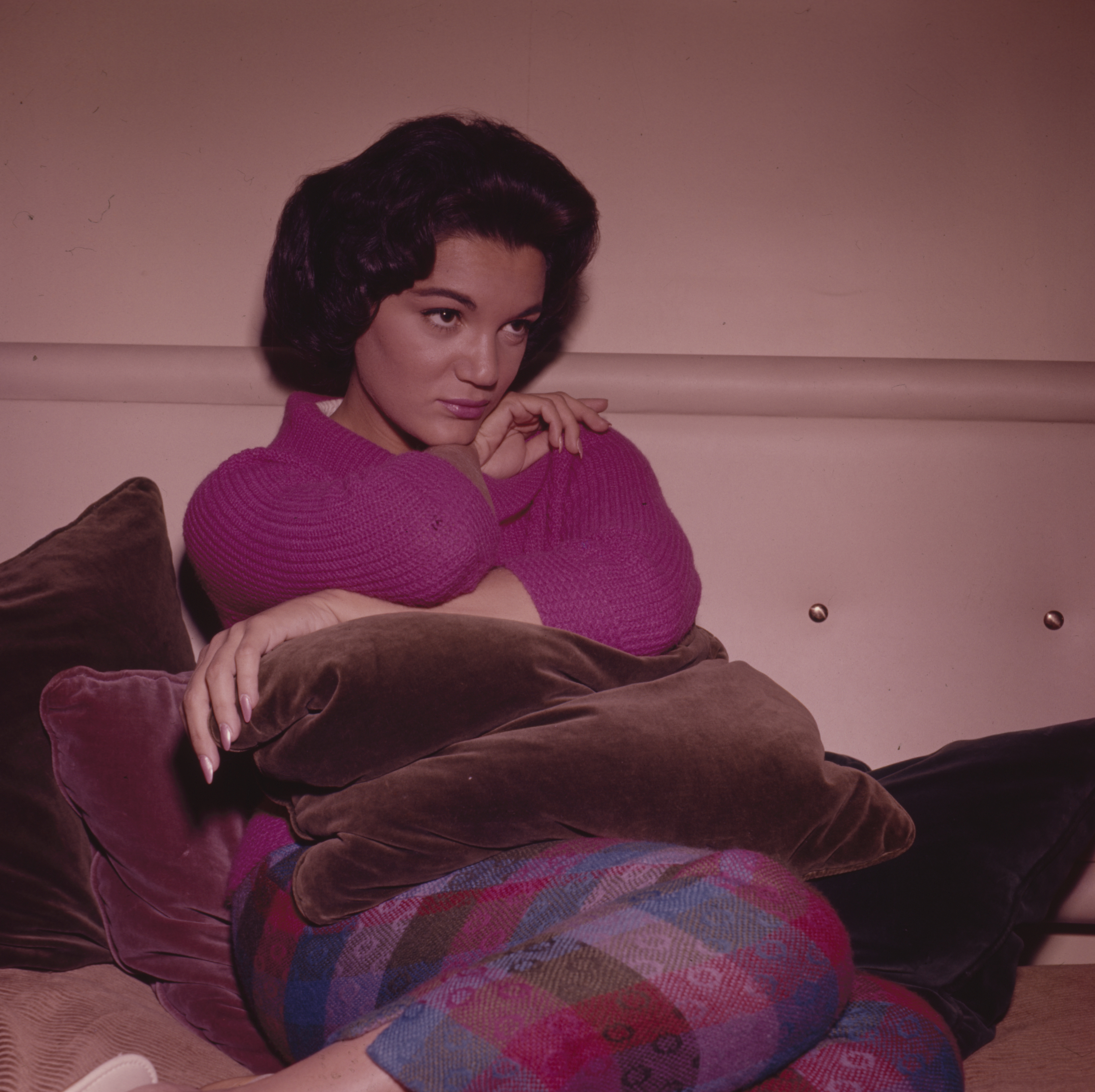 Connie Francis posing for a photo in London in 1963 | Source: Getty Images