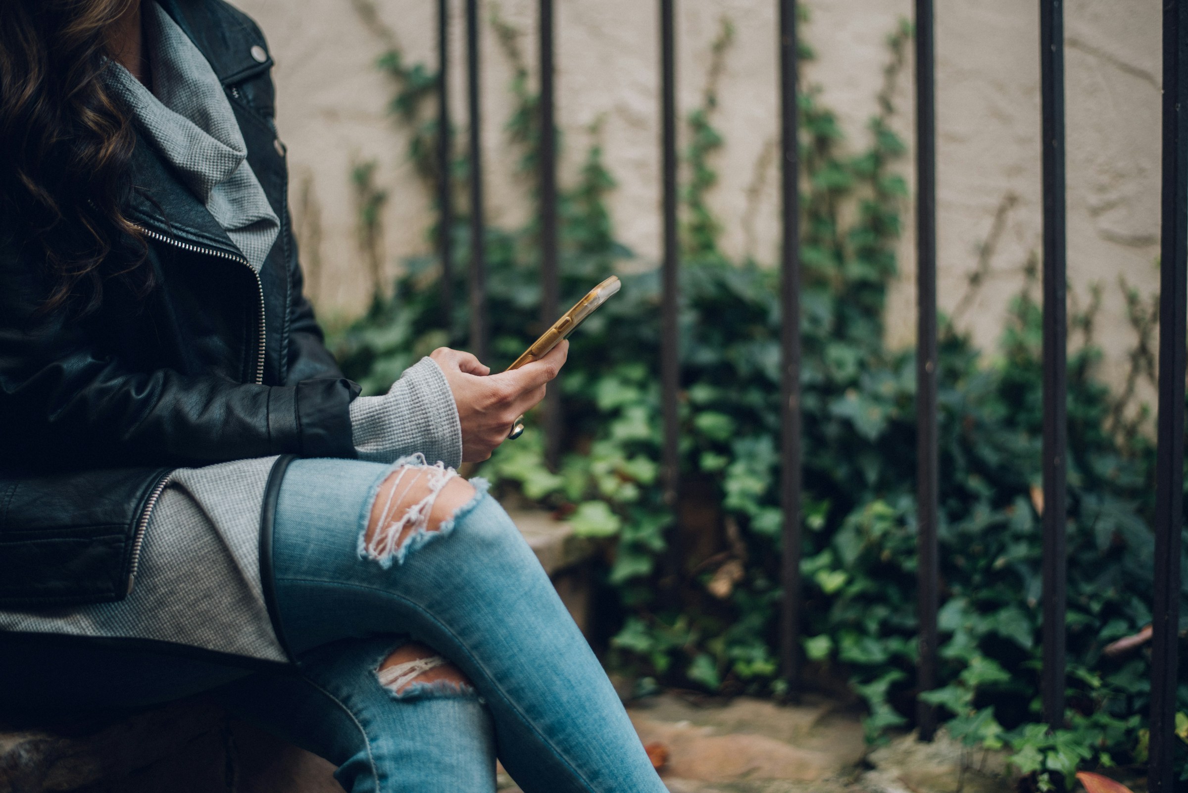 A woman holding her phone | Source: Unsplash