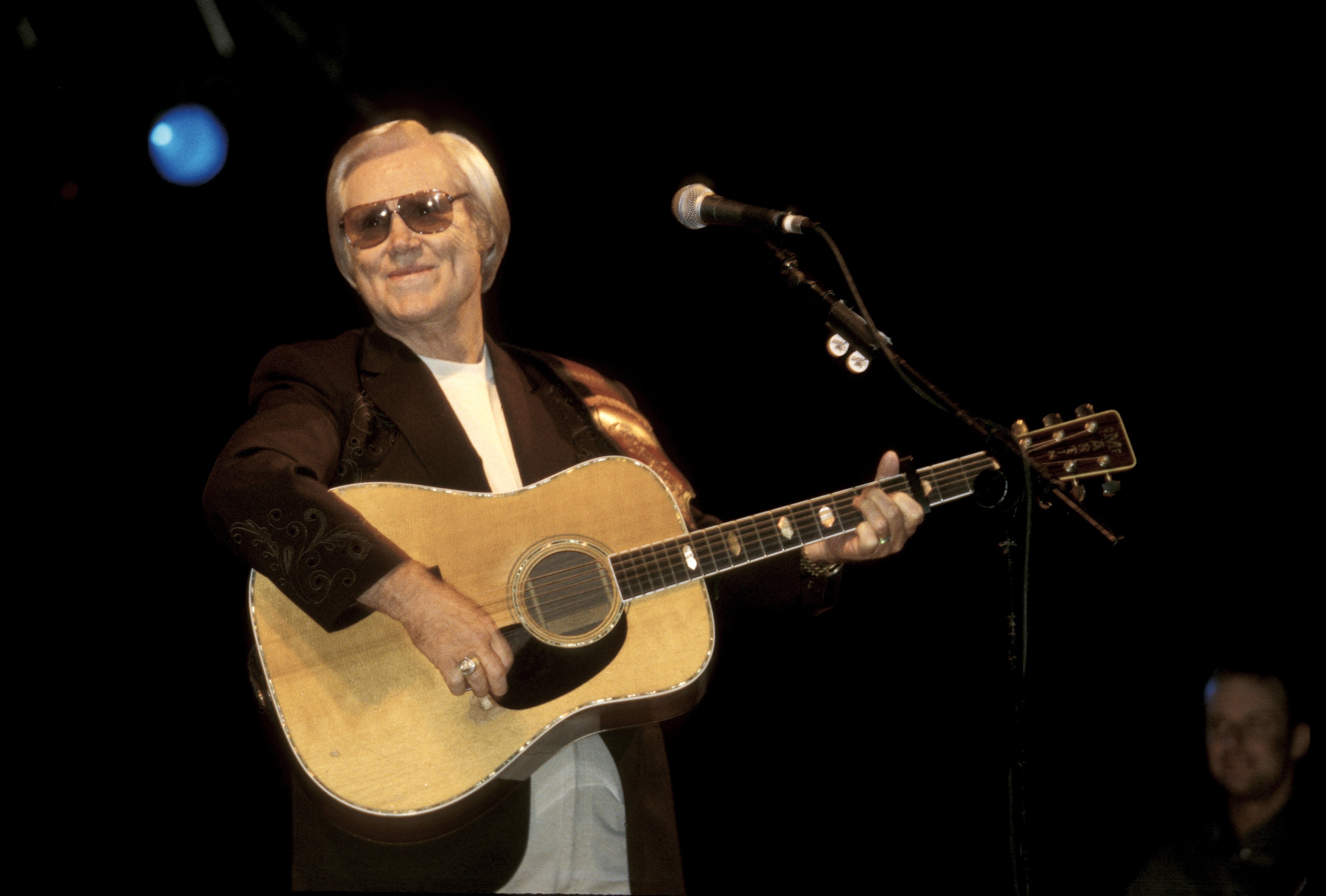 Country music star George Jones performs during a "live" concert appearance on September 24, 2000. | Source: Getty Images