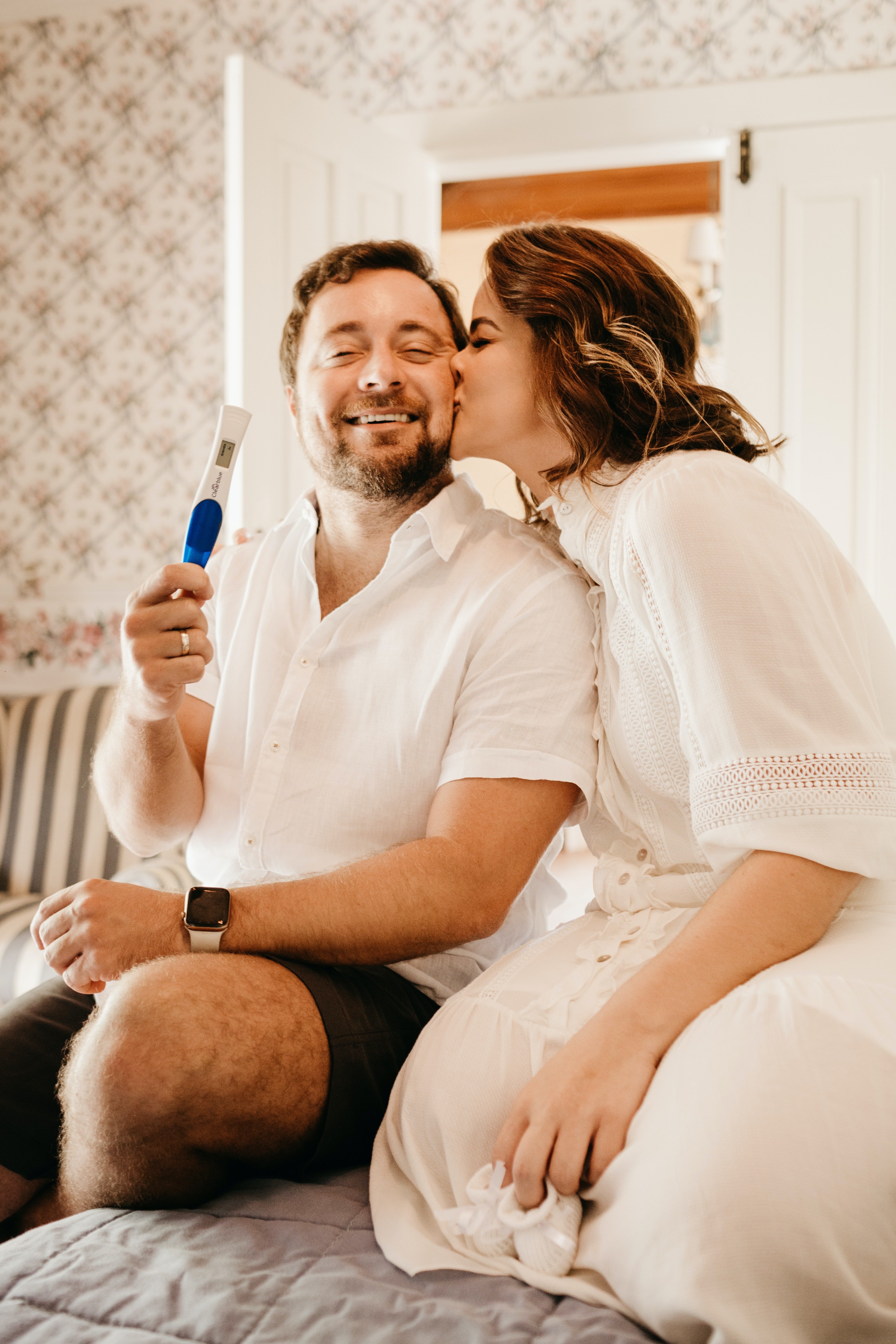 Wife reveals she's pregnant and her husband is overly excited | Photo: Unsplash/jonathanborba