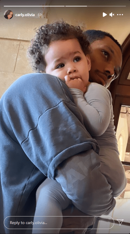 Miles Mitchell Murphy carrying daughter Evie in his arms. | Photo: instagram.com/carly.olivia