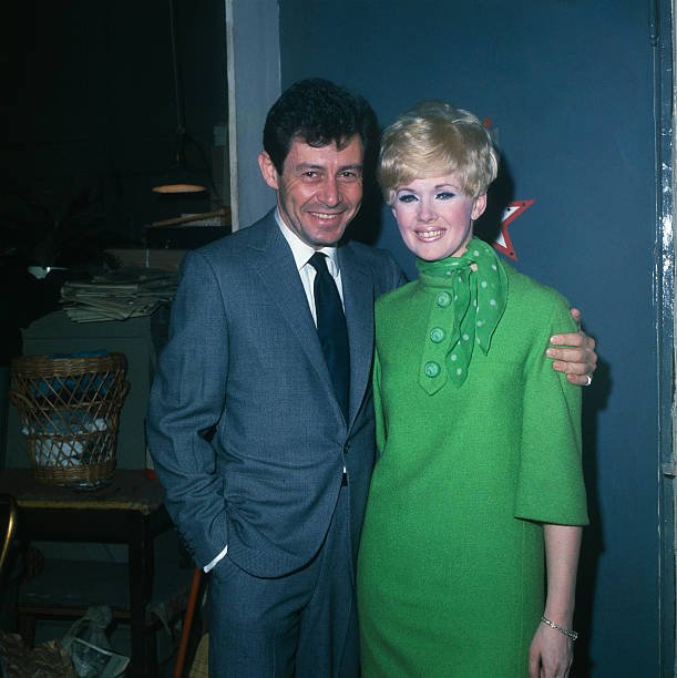 Eddie Fisher with Connie Fisher backstage at the Plymouth Theatre on January 31, 1967  | Photo: Getty Images