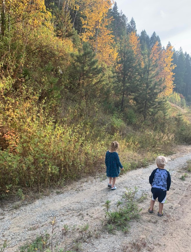 Scarlett and Henry Jensen walking in the driveway of their home in Oldtown, Idaho, on October 7, 2022 | Source: Facebook/Sam Jensen