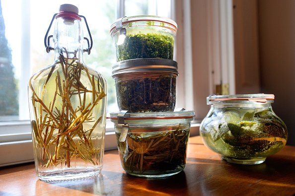 Les herbes comprennent du bouillon de romarin avec du vinaigre de vin blanc, du persil, du thym, du romarin et de la sauge. |Photo : Getty Images Les herbes comprennent du bouillon de romarin avec du vinaigre de vin blanc, du persil, du thym, du romarin et de la sauge. |Photo : Getty Images