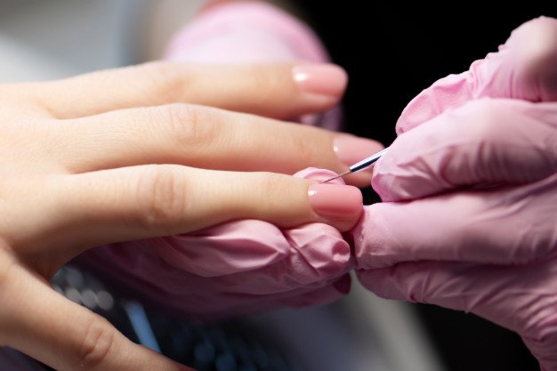 Uñas color rosa pálido. │Foto: Freepik
