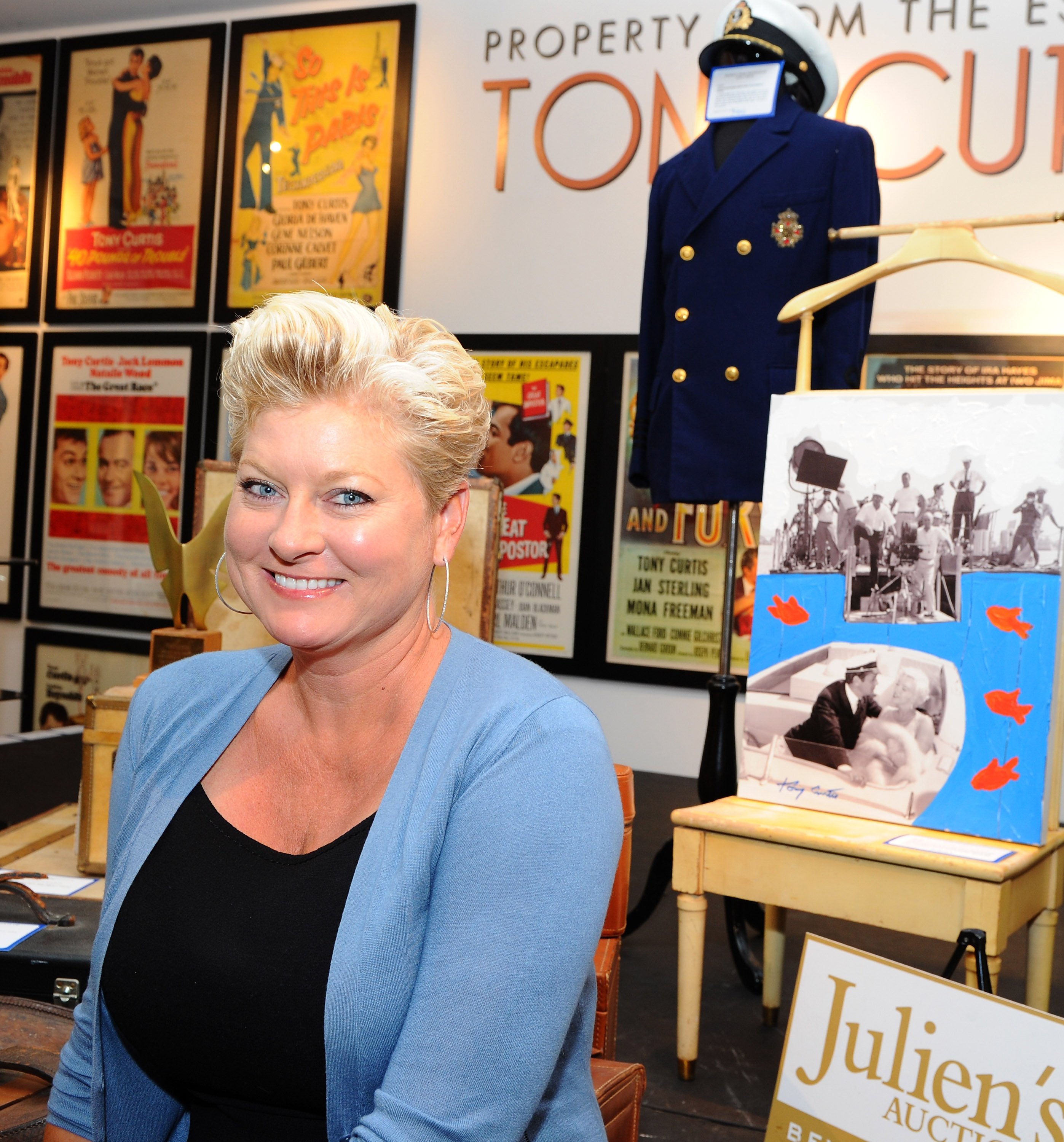 Jill Curtis poses during the press preview of the late Tony Curtis' art, antiques, and entertainment memorabilia at Julien's Auctions Gallery on August 30, 2011, in Beverly Hills, California | Source: Getty Images