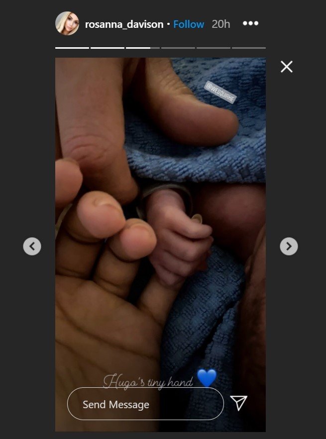Screenshot der Instagram-Story von Rosanna Davison mit der Hand ihres Babys Hugo | Quelle: Instagram/Rosanna_Davison