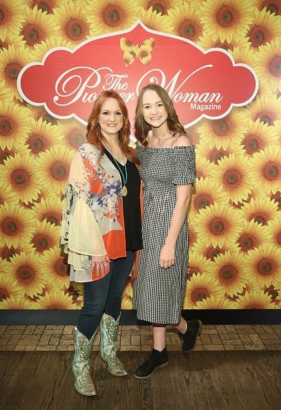 Ree Drummond and Paige Drummond at The Mason Jar on June 6, 2017. | Photo: Getty Images