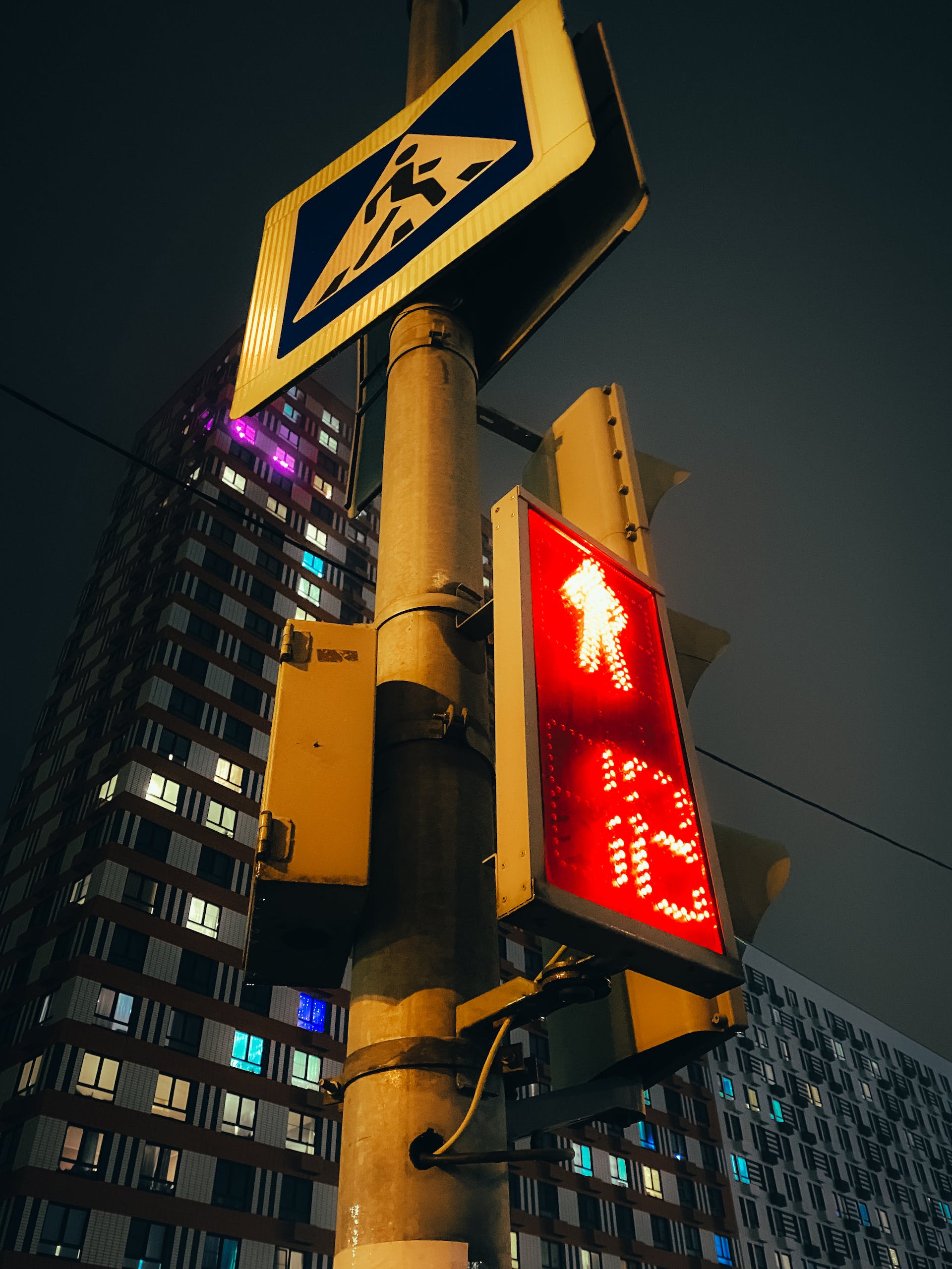 A red traffic light | Source: Pexels