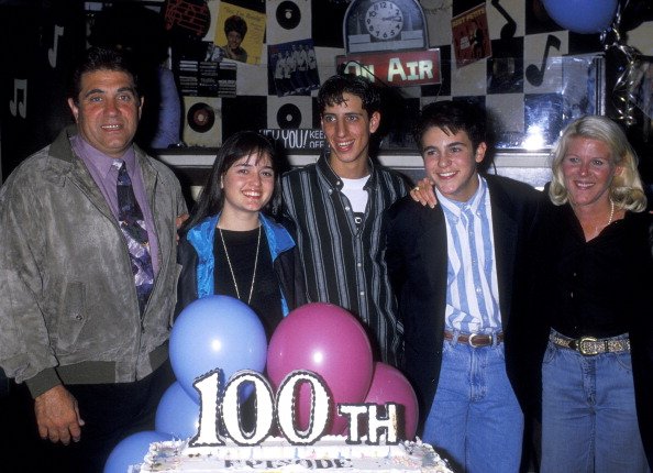 Dan Lauria, Danica McKellar, Josh Saviano, Fred Savage, and Alley Mills on November 11, 1992 at Ed DeBevic's in Beverly Hills, California. | Photo: Getty Images