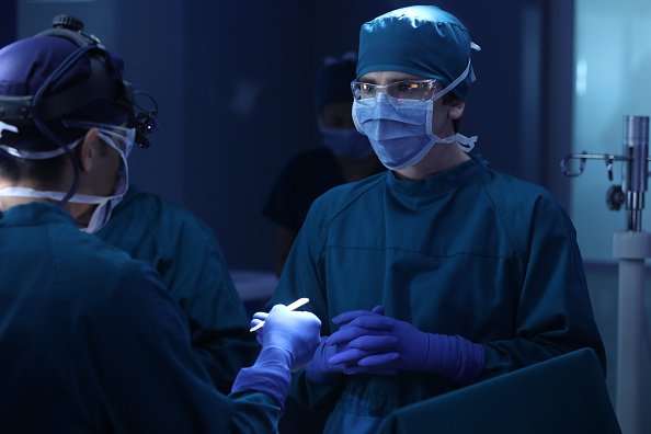 Dr. Shaun Murphy performing a surgery in "The Good Doctor." | Photo: Getty Images.