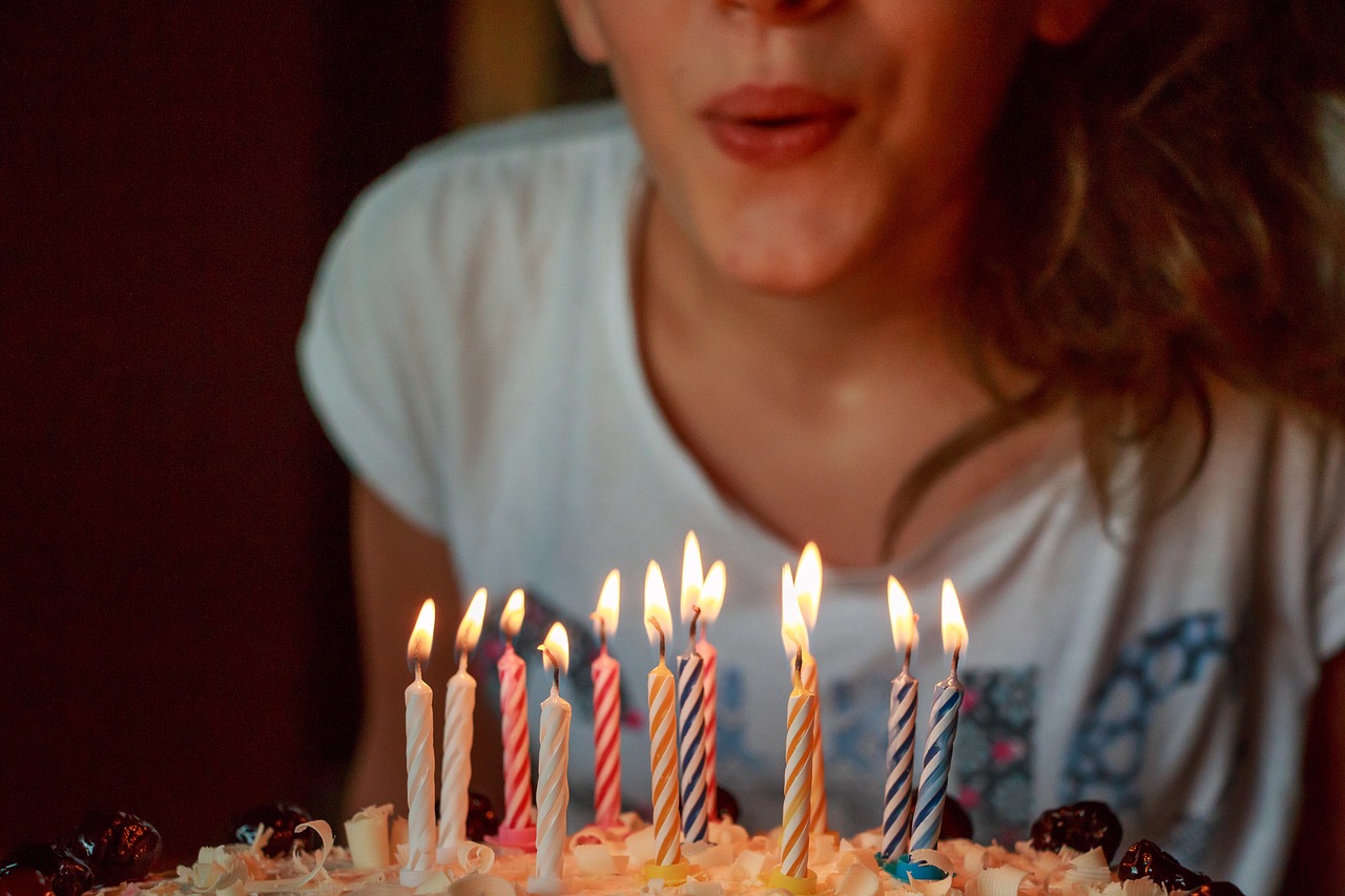 Girl blowing out birthday candles | Source: Pixabay