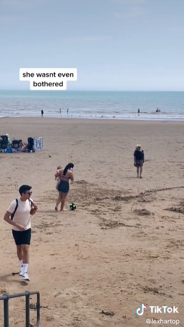 Michael Currid deja al bebé con su madre, que sigue al teléfono. | Foto: TikTok/lexhartop