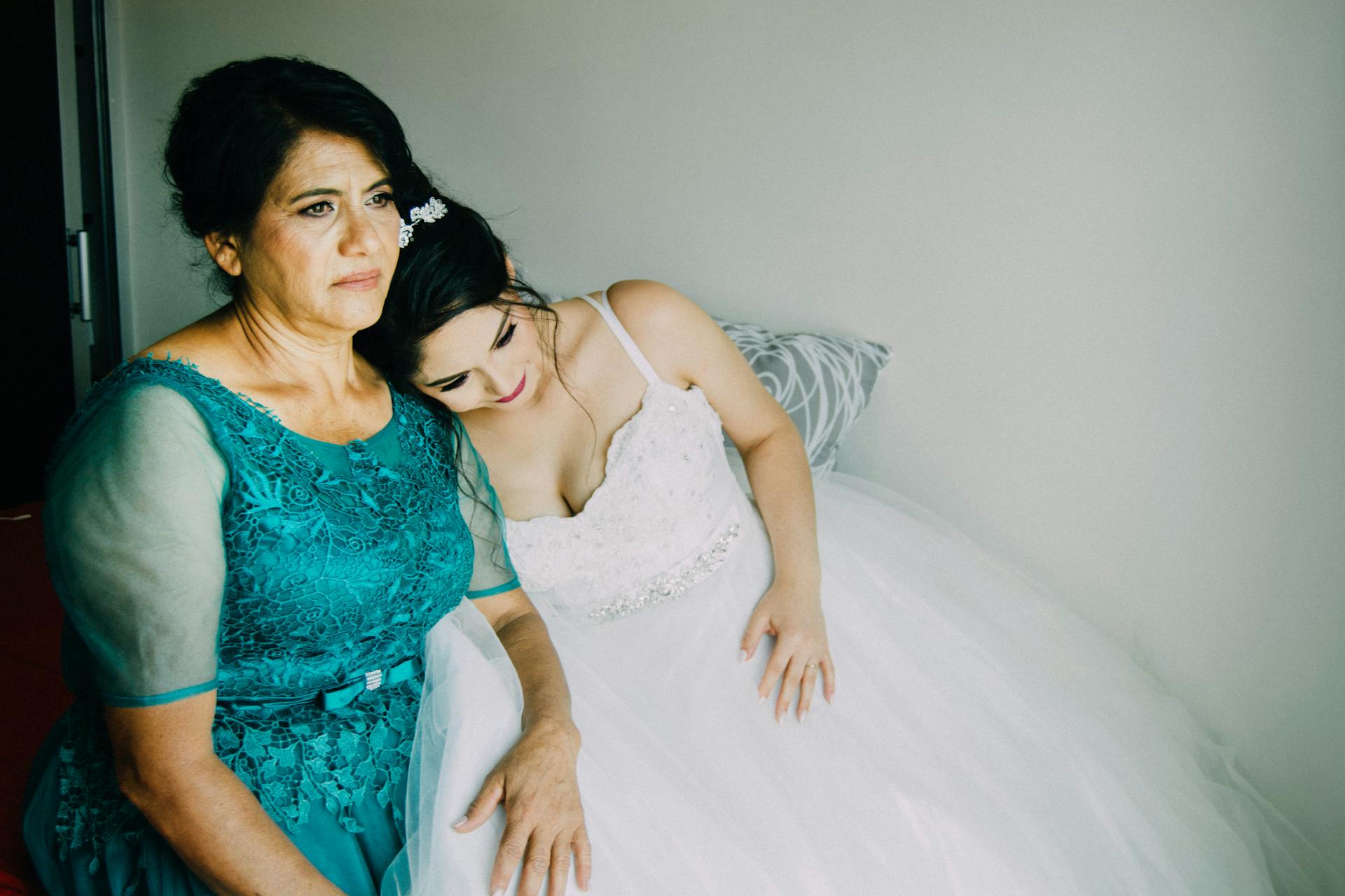 A bride leaning on an older woman | Source: Pexels