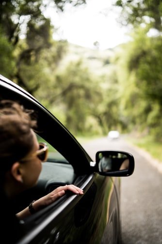 Un enfant dans une voiture. | Photo : Unsplash