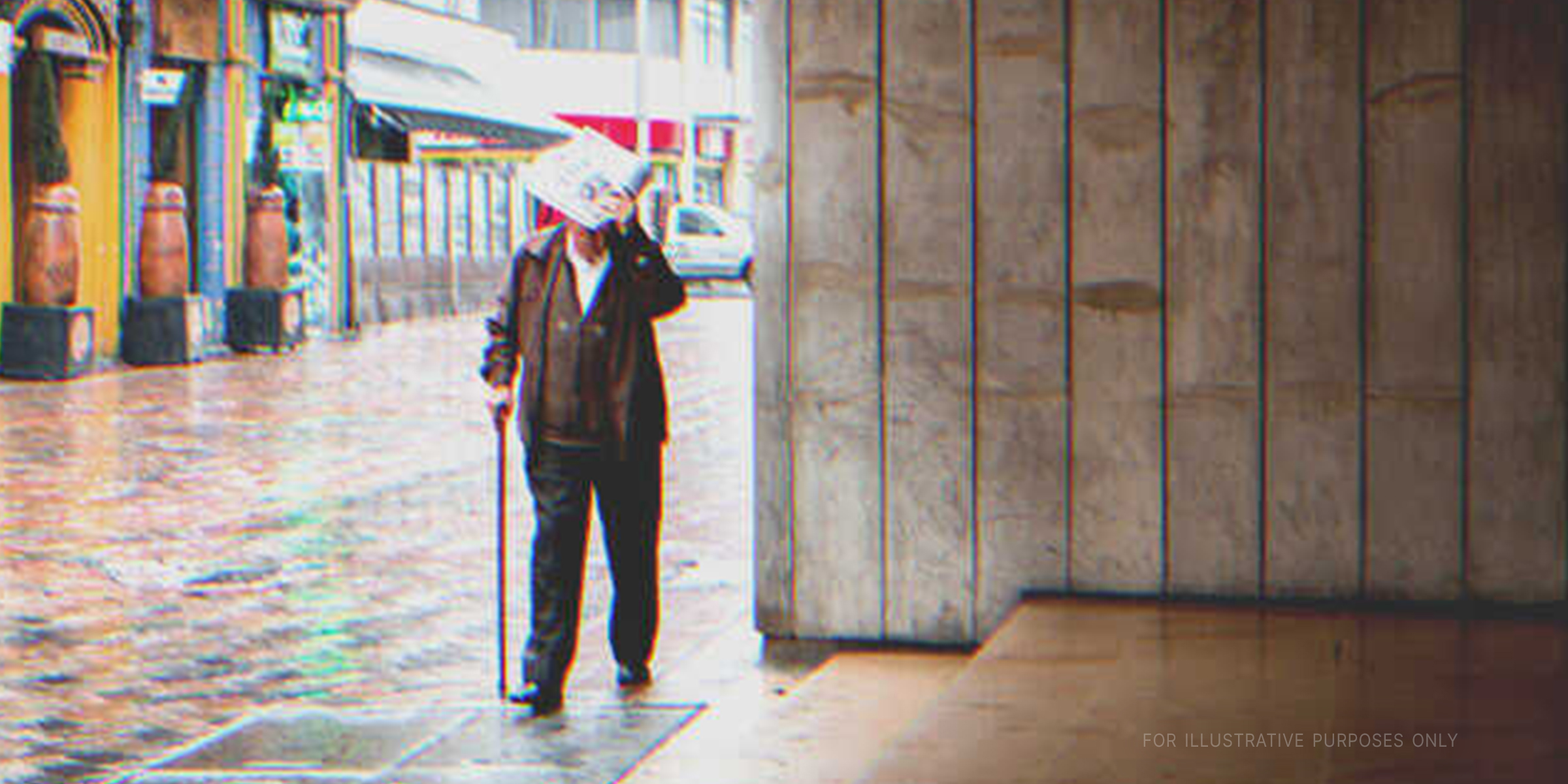 Älterer Mann geht im Regen spazieren | Quelle: Shutterstock