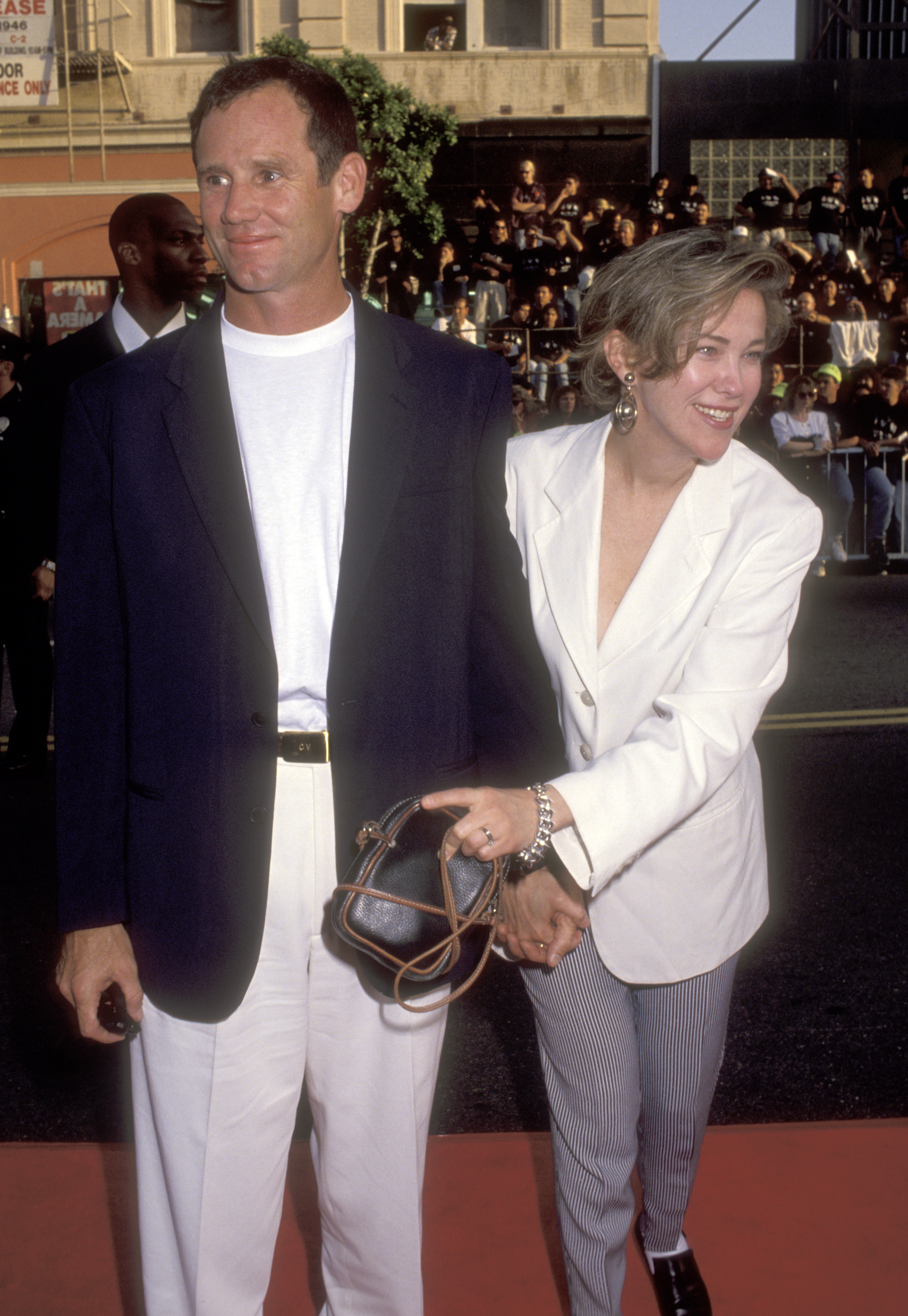 Production designer Bo Welch and his wife Catherine O'Hara attend the "Batman Returns" Hollywood premiere at Mann's Chinese Theatre on June 16, 1992 in Hollywood, California | Source: Getty Images