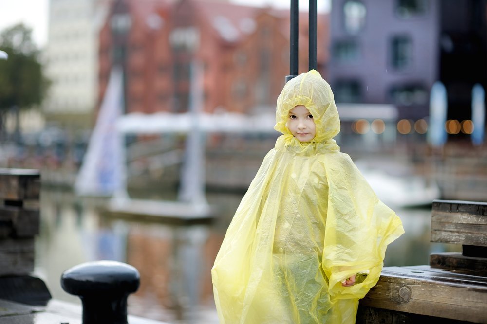 A little girl wearing a yellow raincoat | Photo: Shutterstock