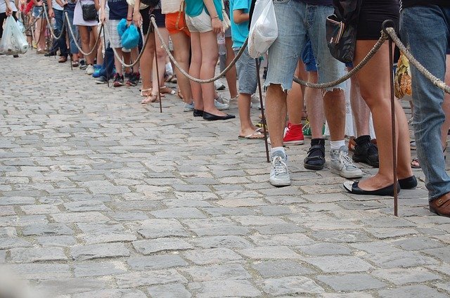 People in a long queue | Source: Pixabay