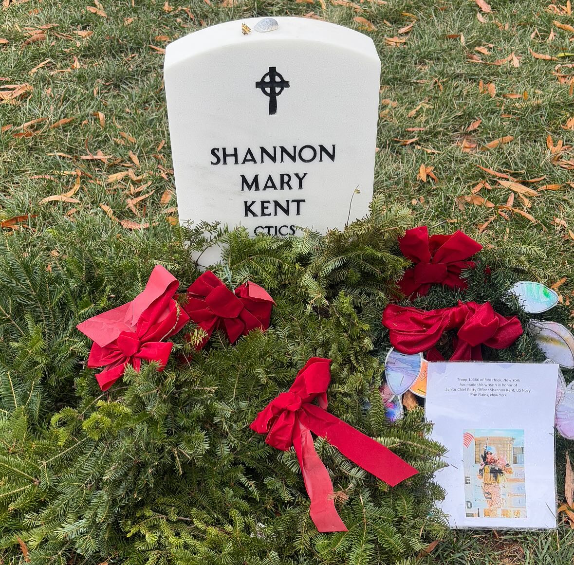 A wreath laid at the grave of Shannon Kent, honoring her service and sacrifice | Source: Facebook/joekent4congress
