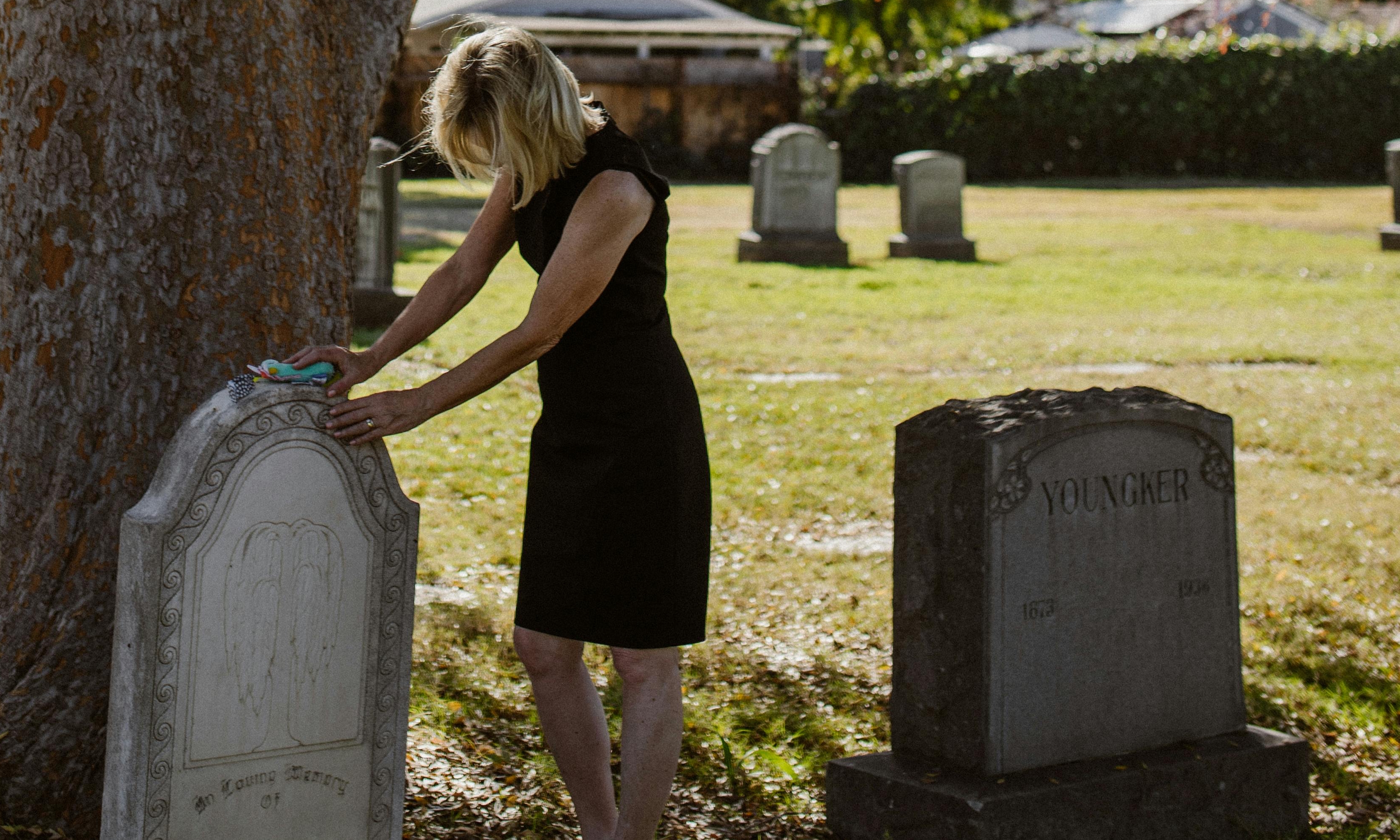A woman visiting a gravesite | Source: Pexels