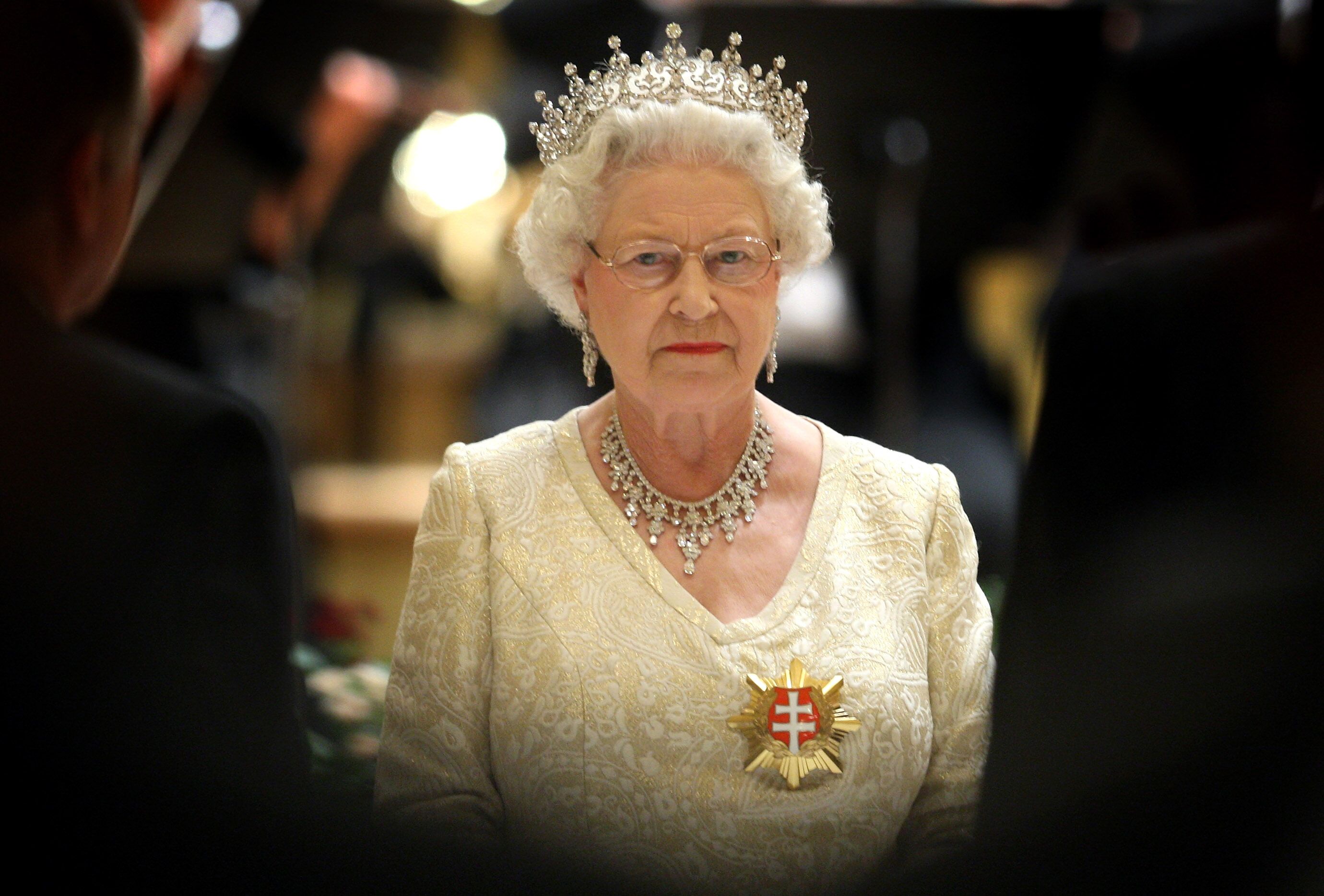 Su Alteza Real la Reina Isabel II asiste a un banquete estatal en el Salón Filarmónico el primer día de una gira por Eslovaquia el 23 de octubre de 2008 en Bratislava, Eslovaquia. | Foto: Getty Images