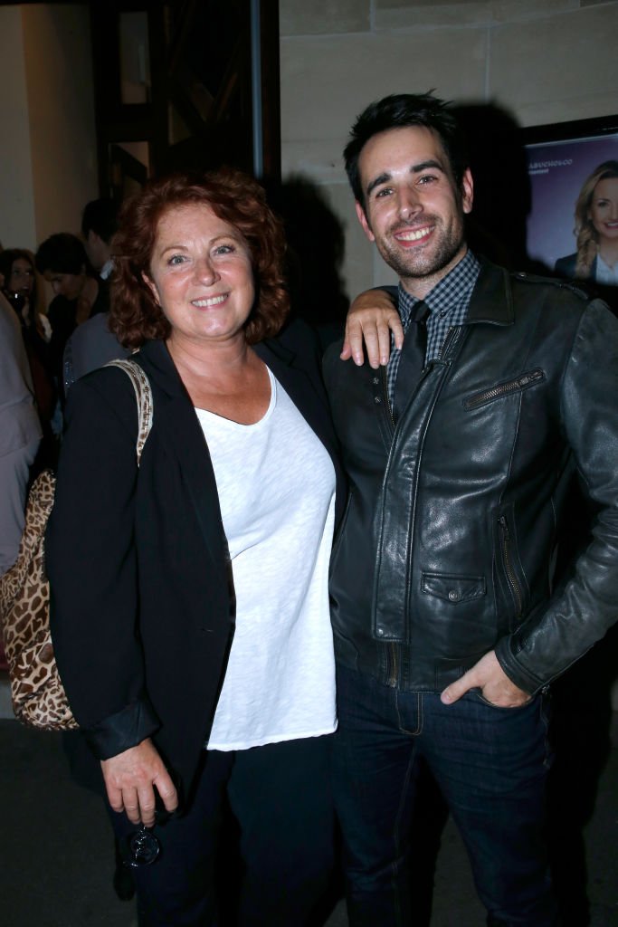 Véronique Genest et Nicolas Le Guen assistent au One Woman Show de Christelle Chollet pour l'inauguration du Théâtre de la Tour Eiffel. | Photo : Getty Images
