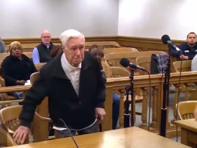 Victor Coella, de 96 años de edad, comparece por cargos por exceso de velocidad. | Foto: YouTube/Caught In Providence Victor Coella, de 96 años de edad, comparece por cargos por exceso de velocidad. | Foto: YouTube/Caught In Providence