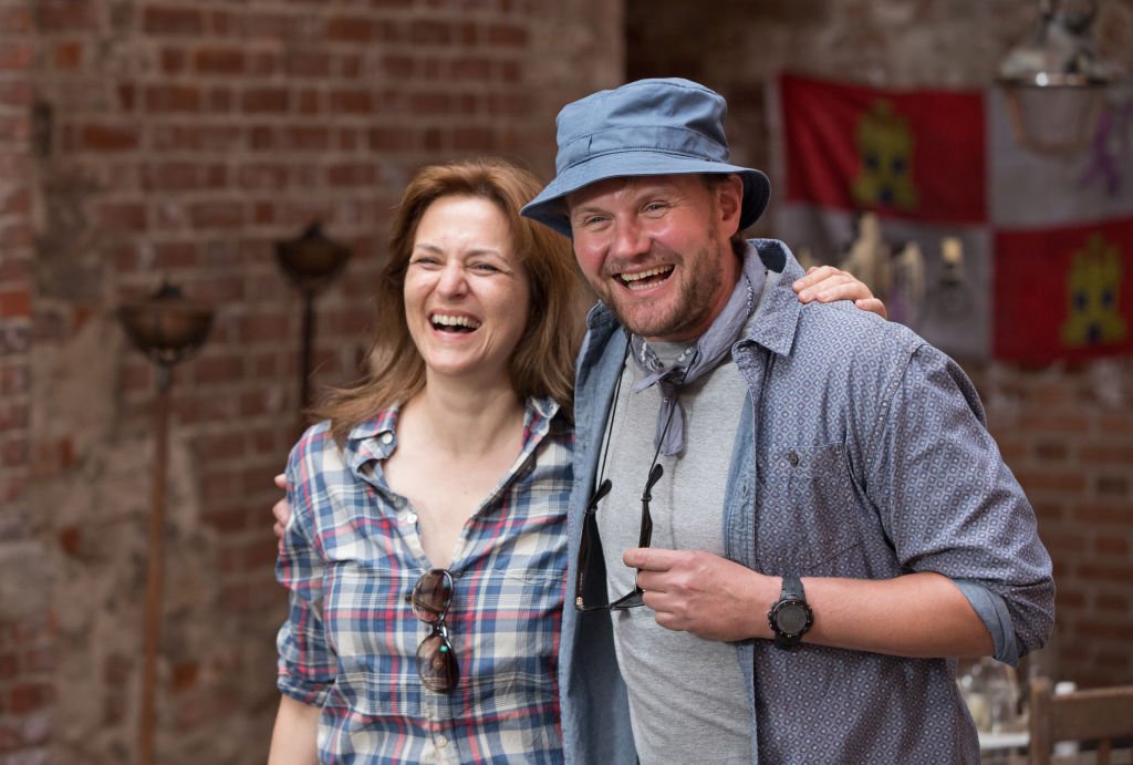 Die Schauspieler Devid Striesow und Martina Gedeck posieren während der Dreharbeiten zu "I'm off then" in Berlin-Spandau. (Foto von Jörg Carstensen) | Quelle: Bildallianz über Getty Images
