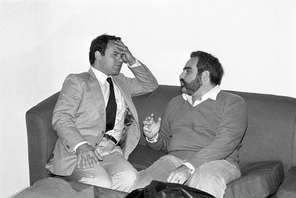 Deux hommes qui parlent. | Photo : Getty Images