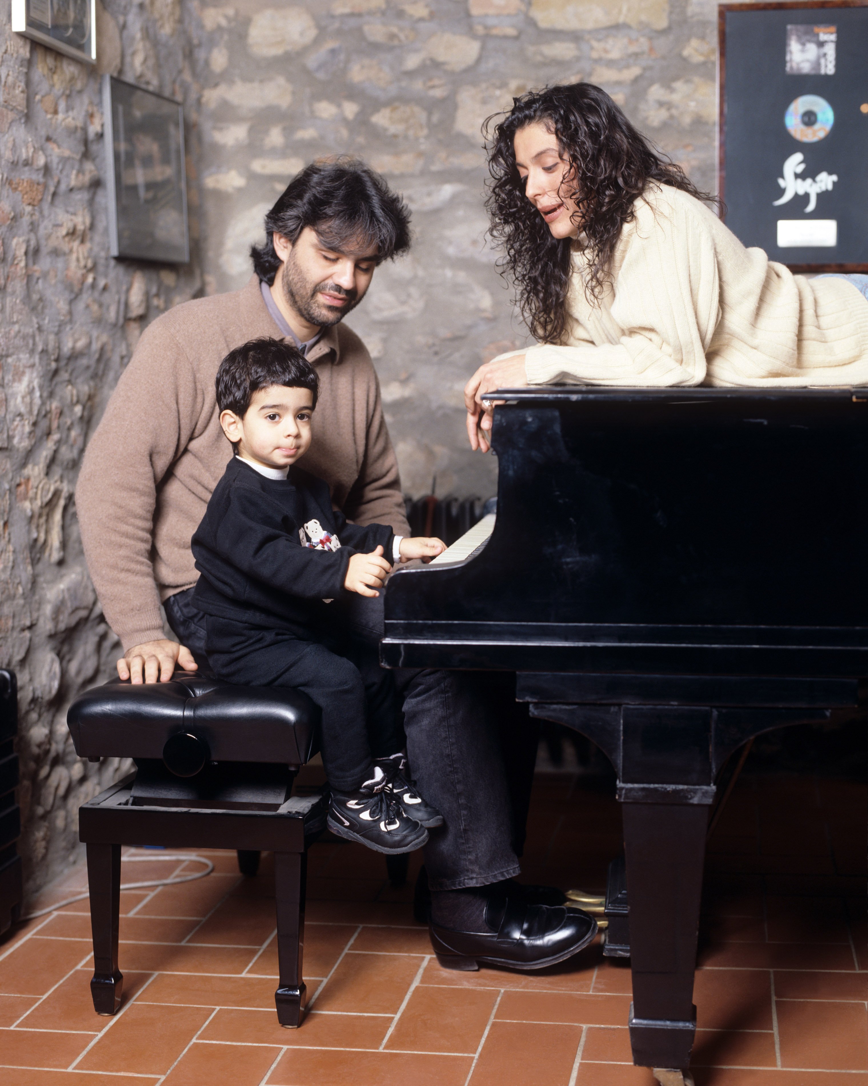 Andrea Bocelli, Enrica Cenzatti and their son, Amos, in their home in Tuscany, Italy, in 1997. | Source: Getty Images