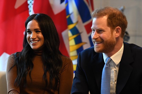 Le prince Harry, duc de Sussex et Meghan, duchesse de Sussex sourient lors de leur visite à la Maison du Canada en remerciement de la chaleureuse hospitalité canadienne et du soutien qu'ils ont reçu pendant leur récent séjour au Canada | Photo: Getty Images