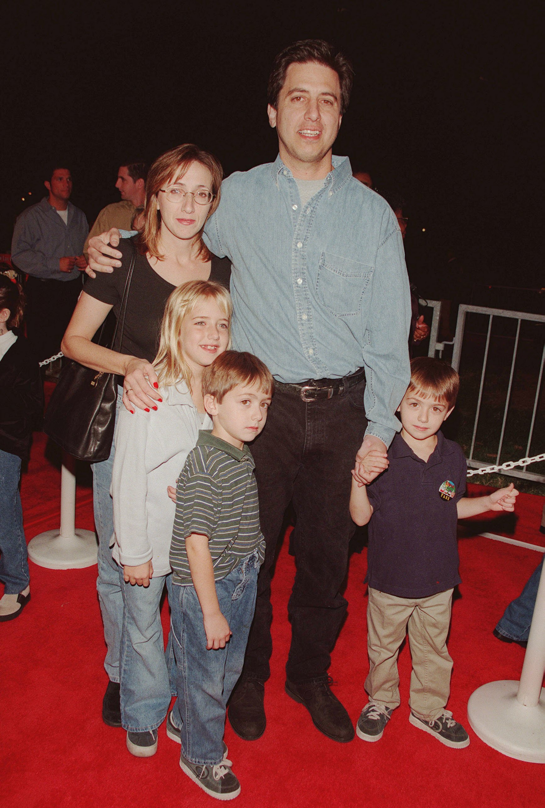 Ray Romano arrives with his wife and children in 1998. | Source: Getty Images