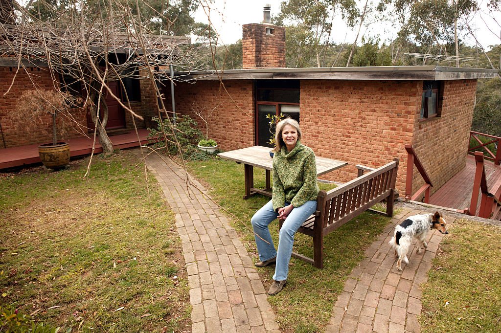 Ancienne actrice et télé Personnellement, Rebecca Gilling et le chien Milly, à la maison dans son hidaway Leura. | Photo : Getty Images