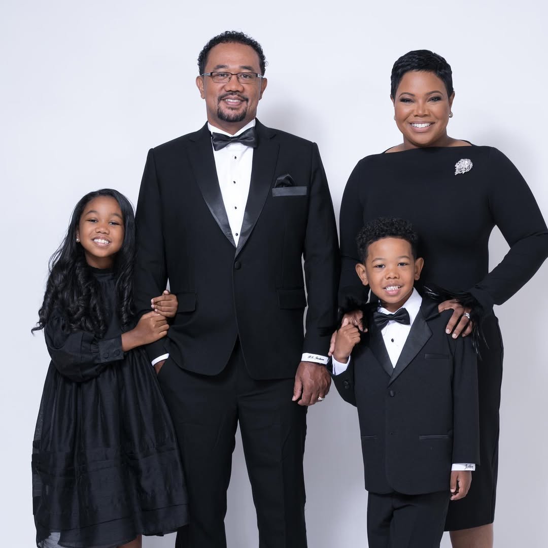 Kellie Shanygne Williams seen with her husband, Hannibal Jackson and their children in a post dated January 7, 2021 | Source: Instagram/hannibal.s.jackson