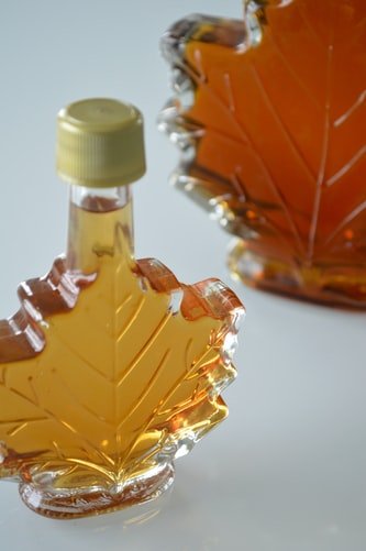 Un bouteille de sirop d'érable. | Photo : Unsplash