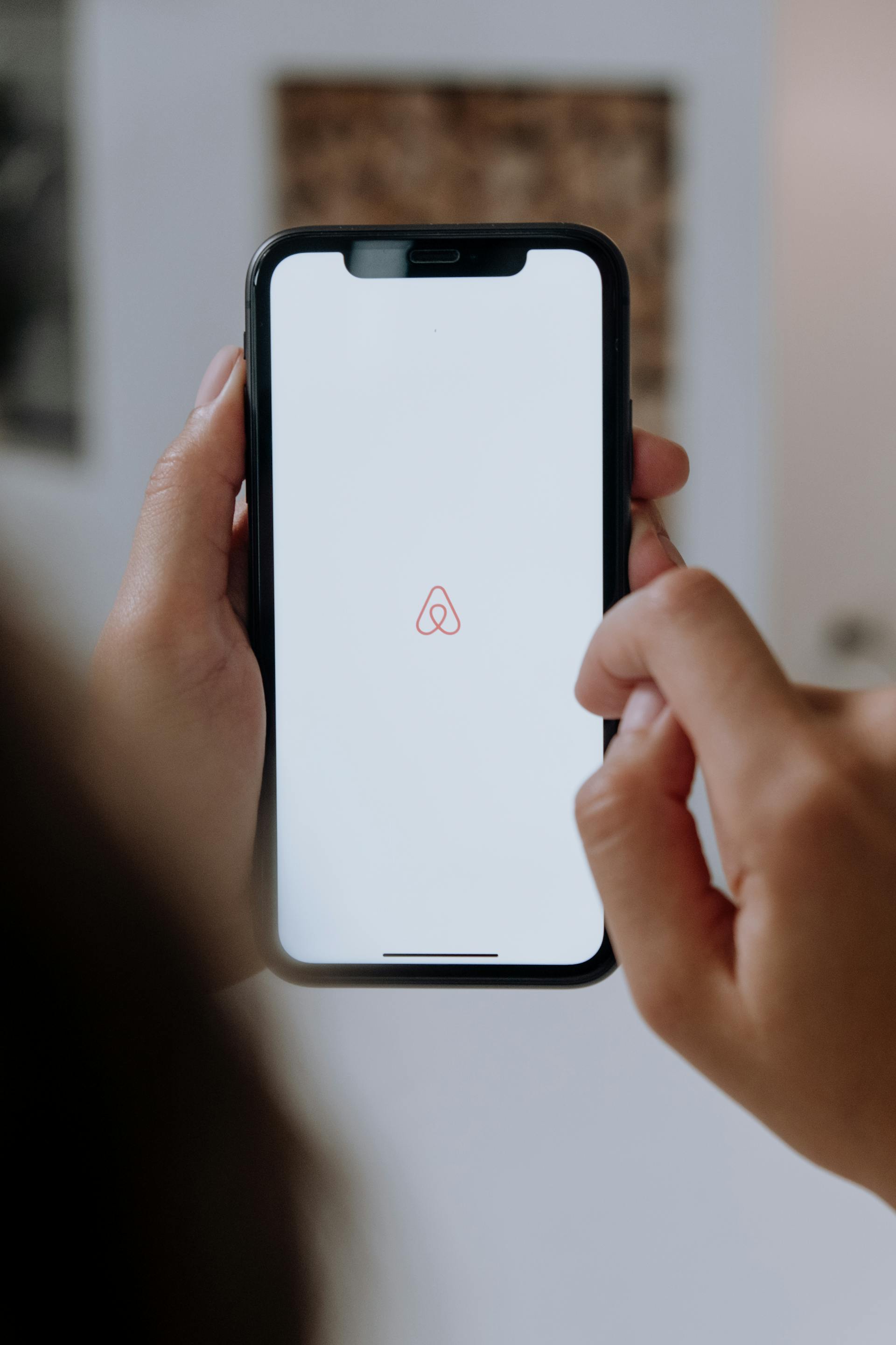 A phone opened to an Airbnb app | Source: Pexels