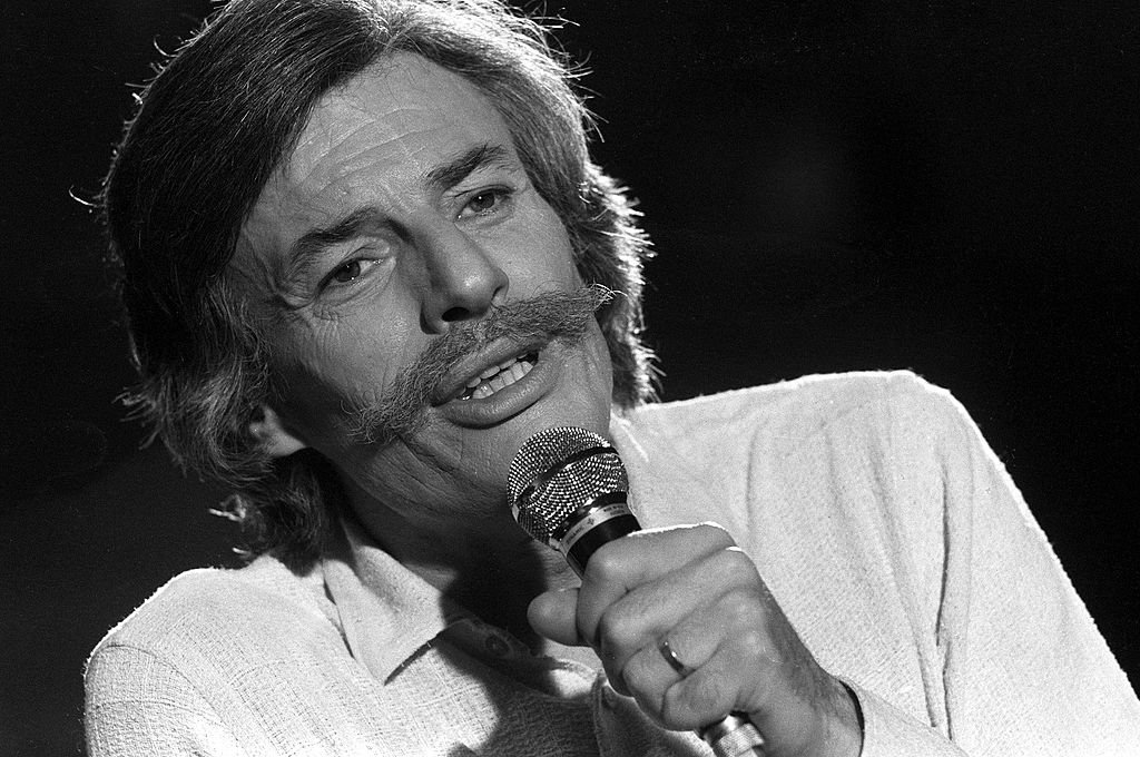 Jean Ferrat à une émission de télévision en France le 15 novembre 1980. | Photo : Getty Images Jean Ferrat à une émission de télévision en France le 15 novembre 1980. | Photo : Getty Images