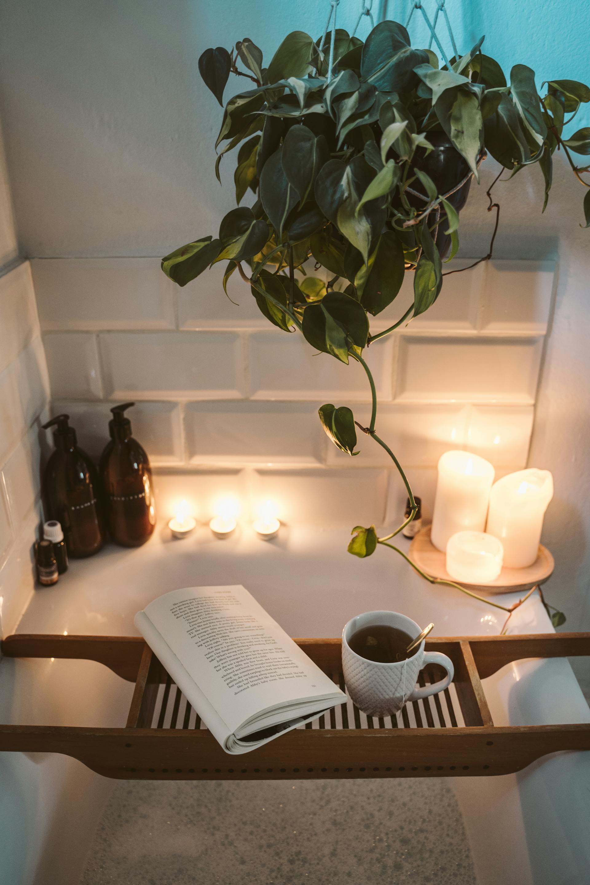 A bubble bath with tea and a book | Source: Pexels