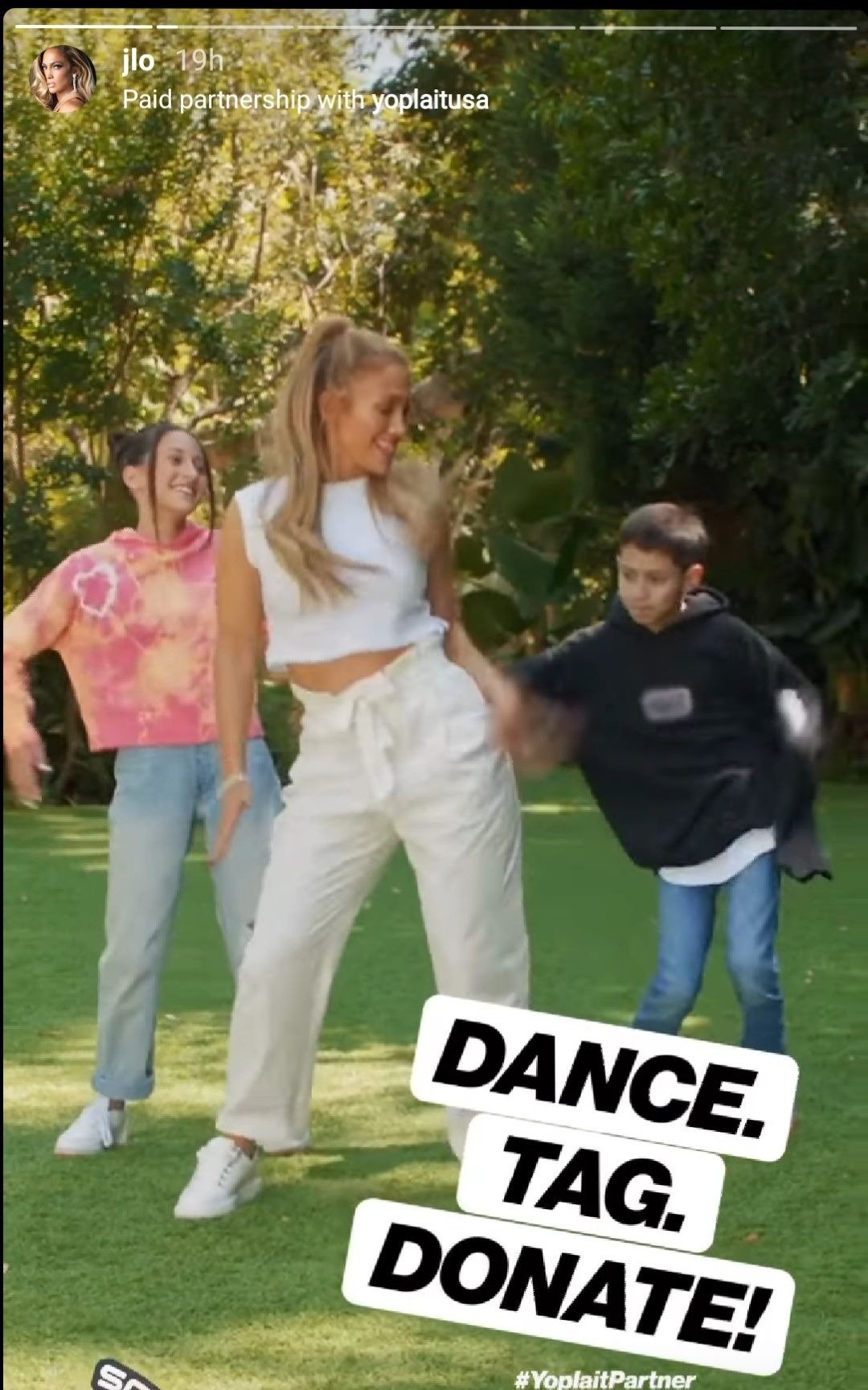Jennifer Lopez with kids Emme and Max dancing to her song "Pa' Ti" in late September 2020 | Photo: Instagram/ Jennifer Lopez