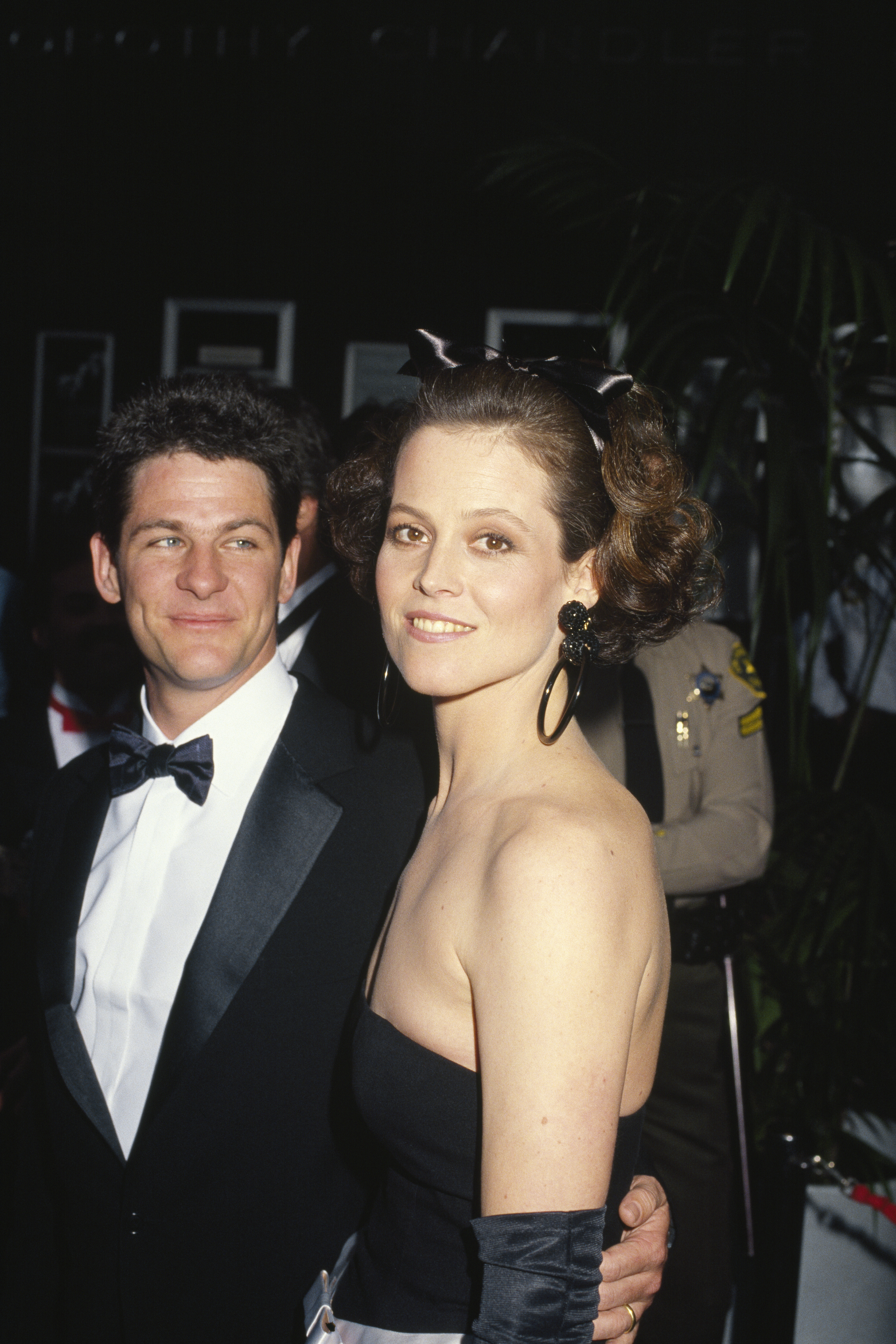 Sigourney Weaver and her husband, Jim Simpson, at the 59th Academy Awards ceremony in Los Angeles on March 30, 1987 | Source: Getty Images
