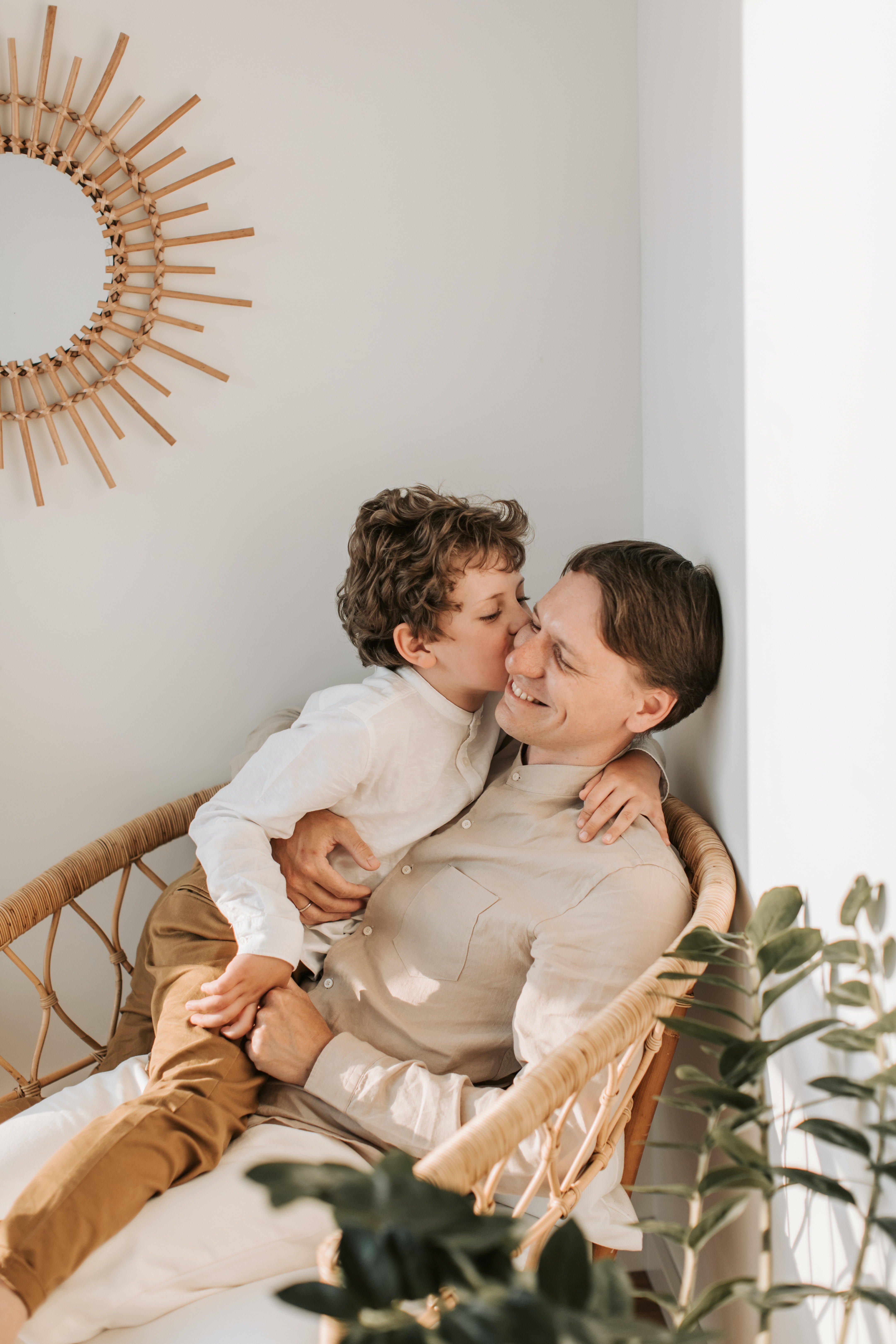 The little boy was happy to have his father back, and loved to ask him questions. | Photo: Pexels/Vlada Karpovich