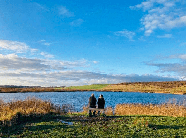 Ein Paar in Aidan's Nature Park in Yorkshire. | Quelle: Instagram.com/welcometoyorkshire