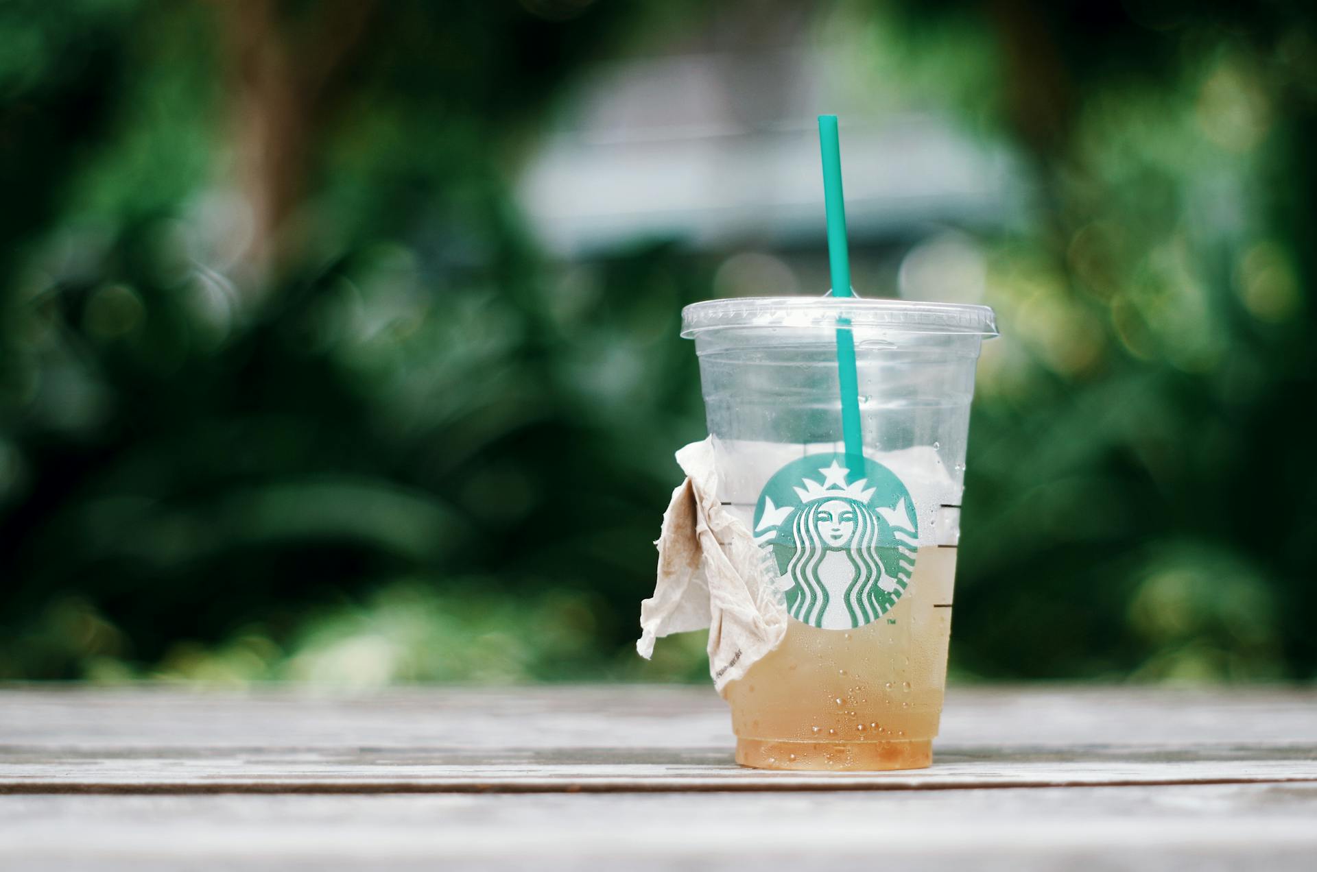 Iced tea in a disposable Starbucks cup | Source: Pexels