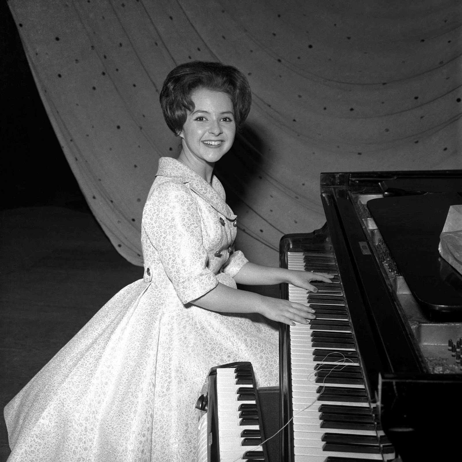 Brenda Lee photographed the playing piano in 1960. | Source: Getty Images