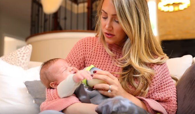 Myka Stauffer on the set of "REAL Newborn Morning Routine 2019"  episode on her Youtube channel | Photo: Youtube / Myka Stauffer