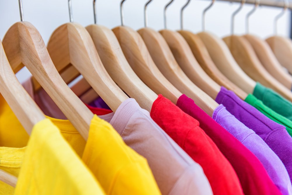 Prendas de colores en perchas. | Foto: Shutterstock Prendas de colores en perchas. | Foto: Shutterstock