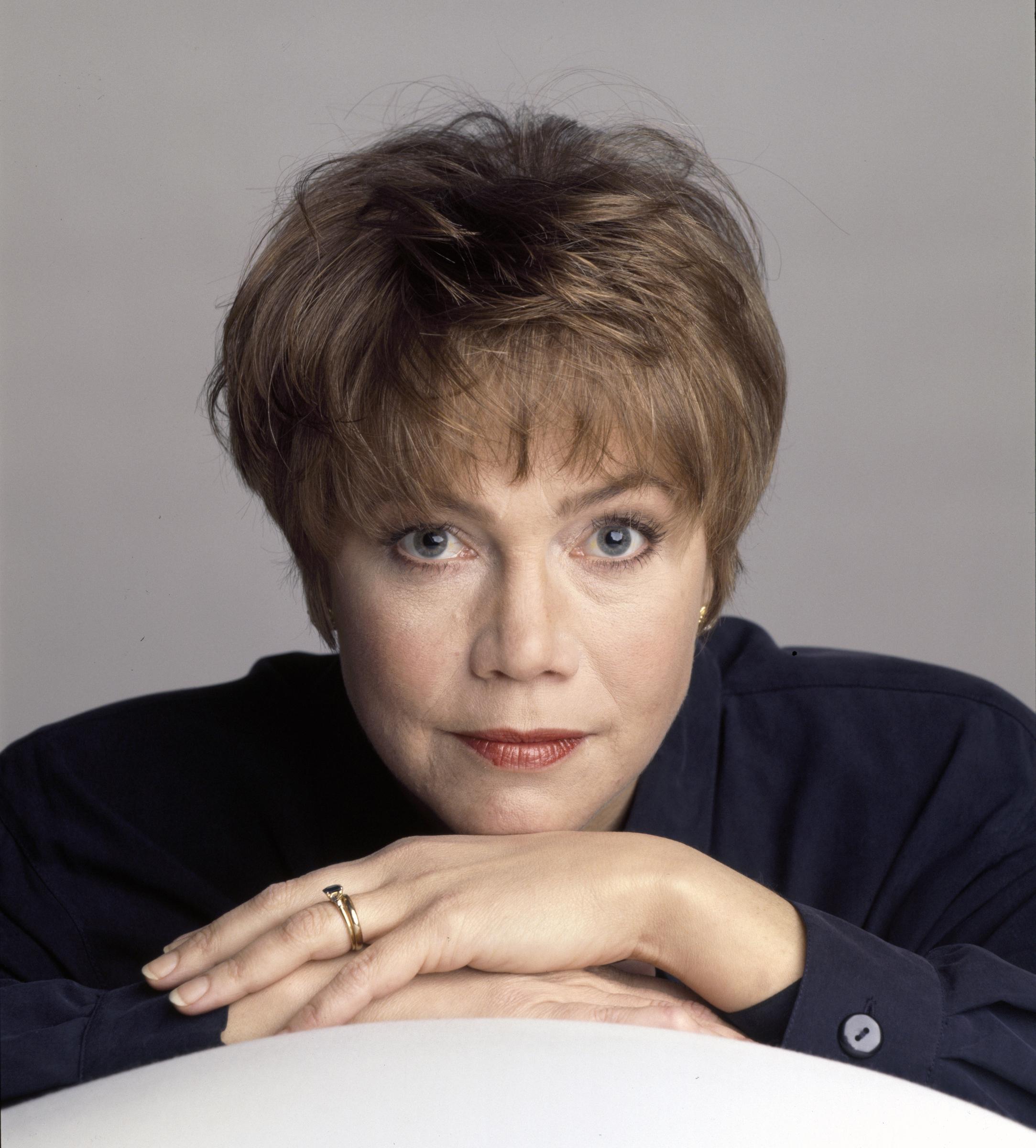 Kathleen Turner on the set of "Friends At Last," 1995 | Source: Getty Images