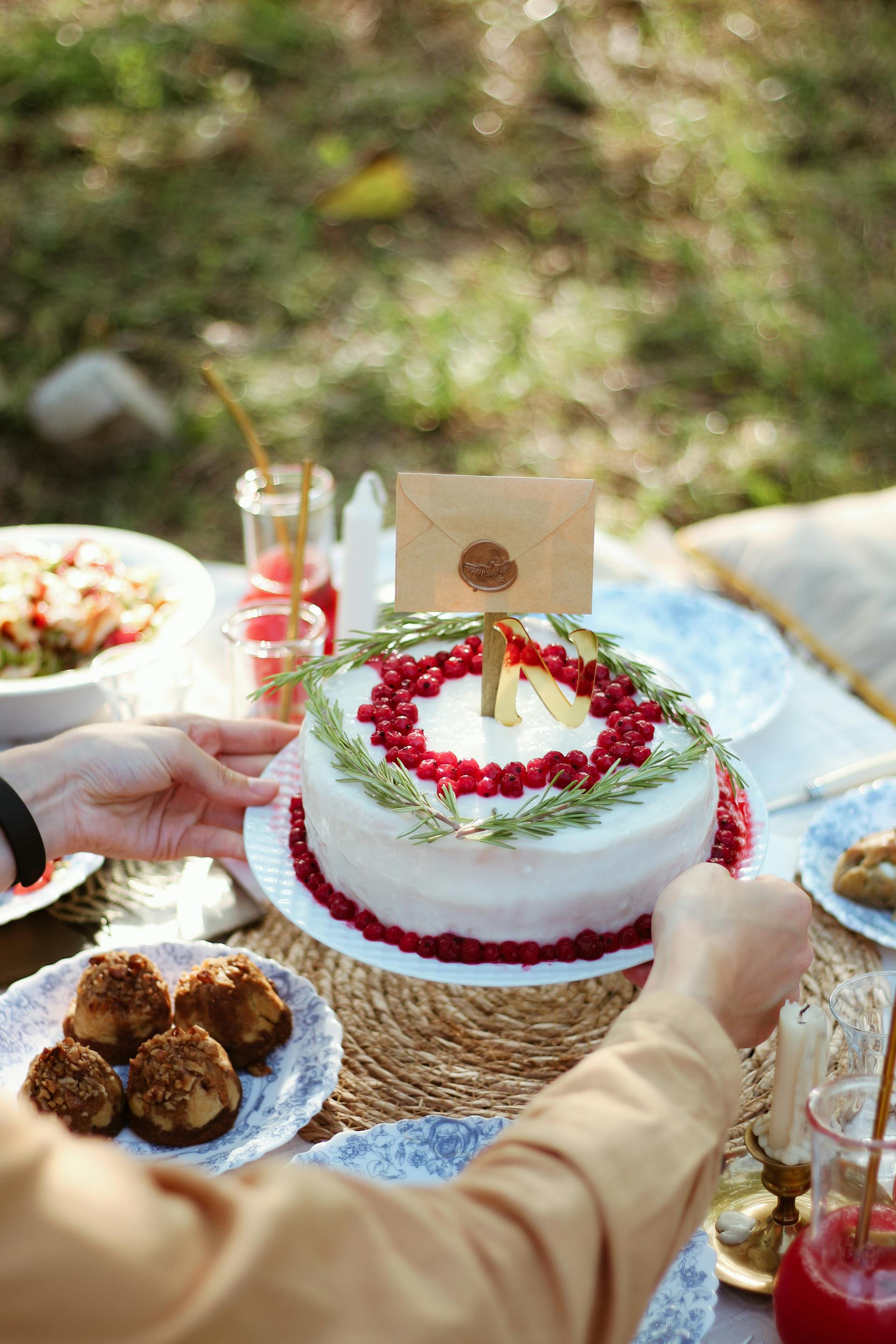 A person holding a cake over a dinner table | Source: Pexels