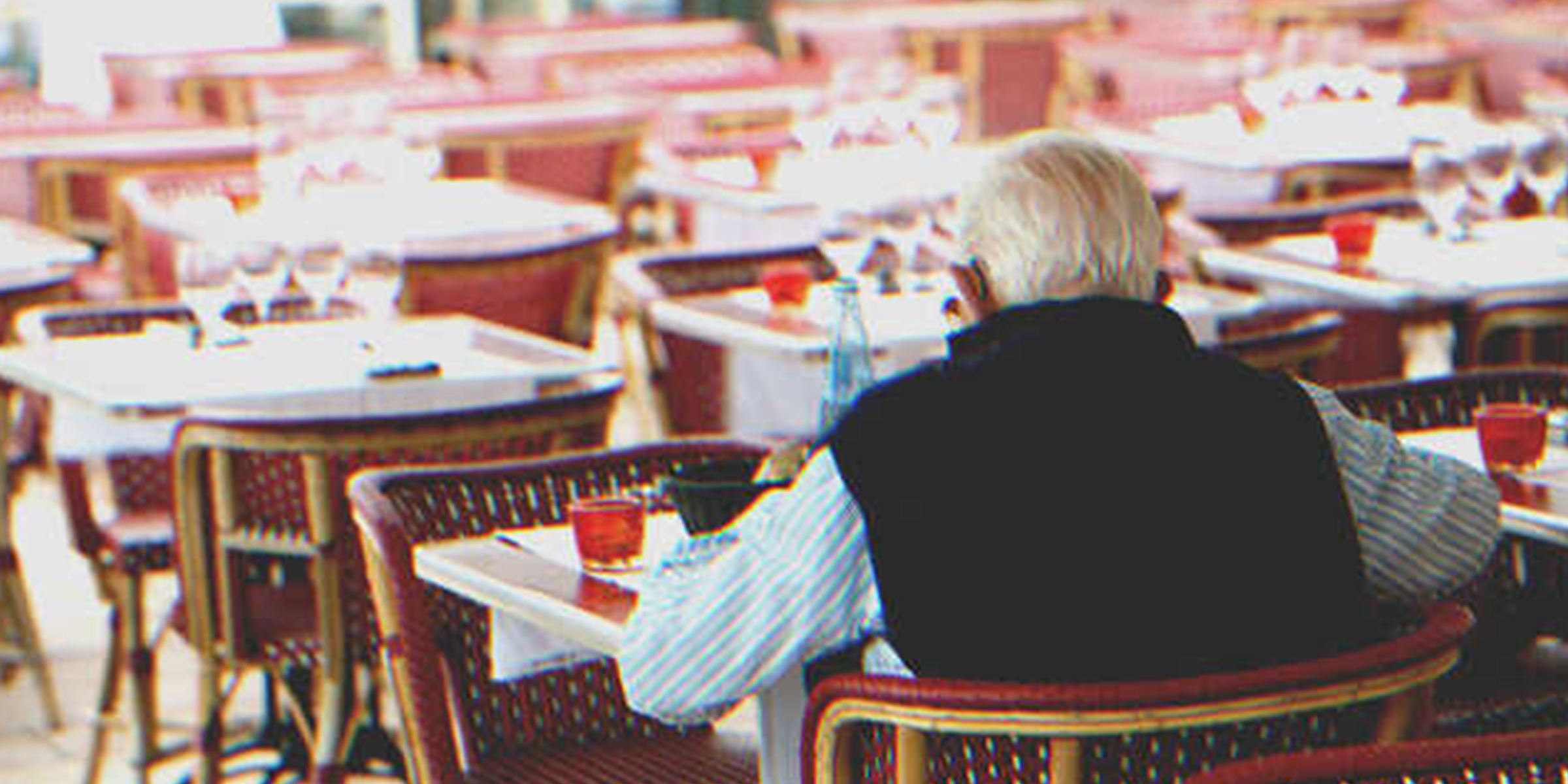 Alter Mann am Tisch | Quelle: Shutterstock